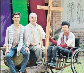  ?? ARXIU ?? El obispo Figaredo con dos jóvenes y la cruz del Cristo sin una pierna