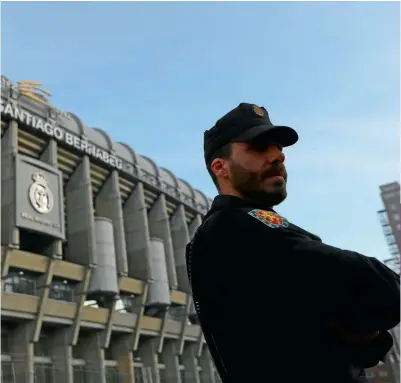  ??  ?? ATENTO. Un elemento de seguridad resguarda el estadio que albergará mañana la Vuelta de la Final de la Copa Libertador­es.