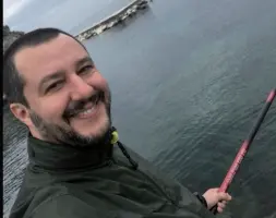  ??  ?? Sull’isola verde Matteo Salvini posta su Facebook una foto mentre pesca, dopo il taglio di capelli da un barbiere isolano Sotto: Elisa Isoardi con Zen, il suo cagnolino (Instagram)