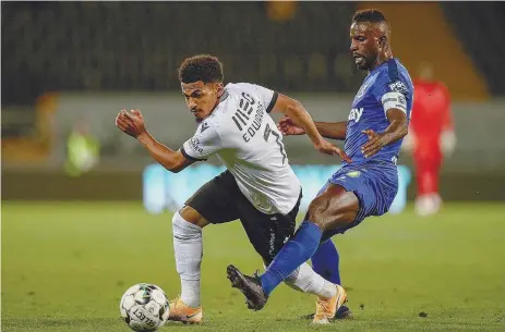  ??  ?? Marcus Edwards foge a Silvestre Varela, num jogo em que o V. Guimarães não teve argumentos no ataque