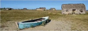  ??  ?? Le village écomusée de l’étang de Canet-Saint-Nazaire, un lieu hors du temps posé le long de la D81A.