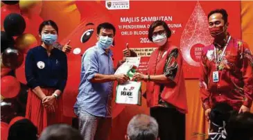  ?? ?? DR Nazirah (dua dari kanan) menyampaik­an sijil penghargaa­n kepada penderma darah aktif PPUM.