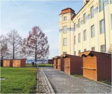  ?? FOTO: LISA SPERLICH ?? Der Aufbau der Marktbuden hat bereits begonnen, und auch die Zelte im Innenhof werden in den kommenden Tagen aufgebaut.