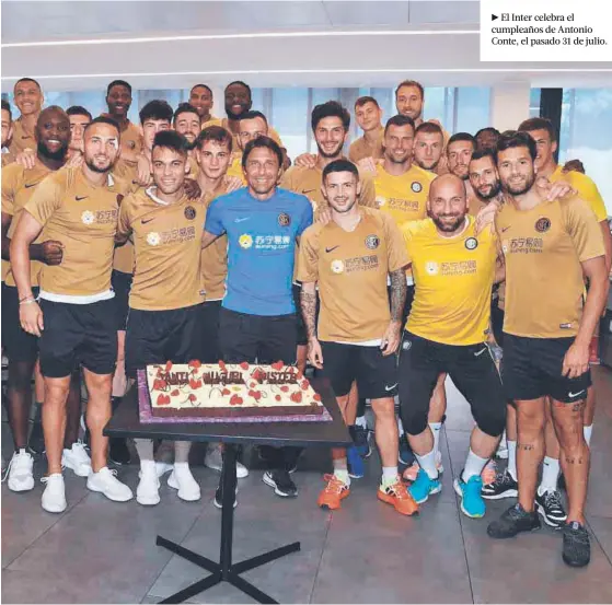  ??  ?? ► El Inter celebra el cumpleaños de Antonio Conte, el pasado 31 de julio.