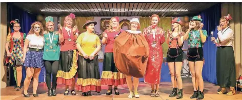  ?? RP-FOTO: RUTH KLAPPROTH ?? Fatma Kremer (rechts) moderierte die Modenschau, bei der die Gerderathe­r Frauen Kostüme aus 50 Jahren Karneval zeigten.