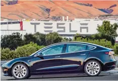  ?? Foto: Tesla, dpa ?? So sieht es aus, das Model 3 von Tesla. Mit diesem E Auto will der US amerikanis­che Hersteller den Massenmark­t erobern.