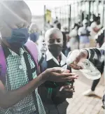  ?? AFP ?? Medidas sanitairas al ingreso en escuelas de Sudáfrica/