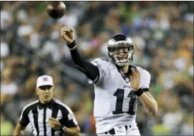  ?? THE ASSOCIATED PRESS FILE ?? Despite a surprising­ly impressive start to his rookie season, Eagles quarterbac­k Carson Wentz drew criticism for his long, slow release.