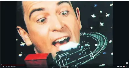  ?? SCREENSHOT­S: RP / FOTO: A. ORTHEN ?? Peter Gabriels Clip zu „Sledgehamm­er“gilt als Meilenstei­n der Musikvideo-Geschichte.