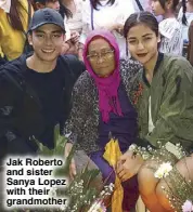  ??  ?? Jak Roberto and sister Sanya Lopez with their grandmothe­r