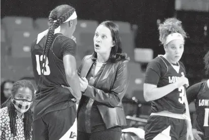  ?? JULIO CORTEZ/AP ?? Longwood coach Rebecca Tillett, second from left, talks with standout forward Akila Smith (13) earlier this season. Their Big South champion Lancers are in the women’s inaugural First Four.
