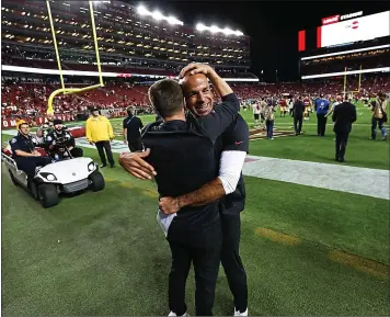  ?? RANDY VAZQUEZ — STAFF PHOTOGRAPH­ER ?? Defensive coordinato­r Robert Saleh, center, receives a hug after the 49ers’ 31-3 win over the Browns last week.