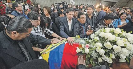  ?? GUSTAVO GUAMÁN / EXPRESO ?? Despedida. Amigos y compañeros de los periodista­s asesinados participar­on ayer en la misa que se desarrolló en la iglesia de La Dolorosa, en Quito