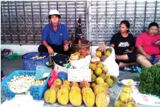  ??  ?? A Ramli Jackson Langgie Libau (le ) displays his durian and ‘Isu’ fruits.