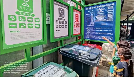  ??  ?? Le 30 mai 2020, dans le local à poubelles d’une résidence de Zhongguanc­un, à Beijing, la classifica­tion détaillée est affichée pour faciliter le tri des ordures ménagères.