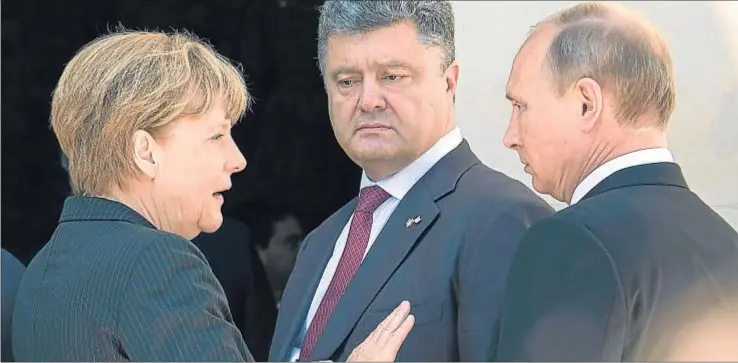  ?? GUIDO BERGMANN / EFE ?? Angela Merkel conversand­o con el presidente ucraniano, Petró Poroshenko, y Vladímir Putin, ayer en Colleville-sur-Mer, en una imagen distribuid­a por el Gobierno alemán