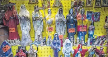  ?? FOTO: IMAGO ?? Der Kult um die „Heilige Frau Tod“bewegt sich zwischen Katholizis­mus, Kitsch und Kommerz.