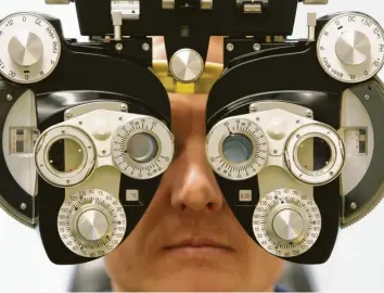  ?? Foto: Jens Wolf, dpa ?? Mittels einer Refraktion­sbrille werden die Augen eines Patienten untersucht. Für die Heilung der weitverbre­iteten Augenkrank­heit grüner Star ist die Früherkenn­ung von großer Bedeutung.