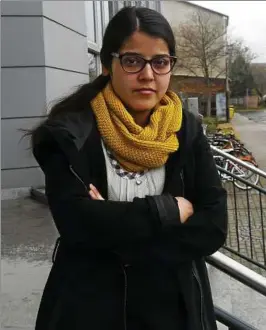  ?? Foto: Elena Rauch ?? Tahora Husaini () aus Afghanista­n berät Flüchtling­e in Erfurt.