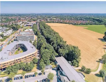  ?? RP-ARCHIVFOTO: CHRISTOPH REICHWEIN ?? Die zurzeit noch landwirtsc­haftlich genutzten Flächen am rechten Bildrand sollen in ein großes Baugebiet umgewandel­t werden und auch Besserverd­ienende nach Huckingen locken.