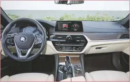  ??  ?? Typisch BMW: gemakkelij­ke bediening van het iDrive- multimedia­systeem.