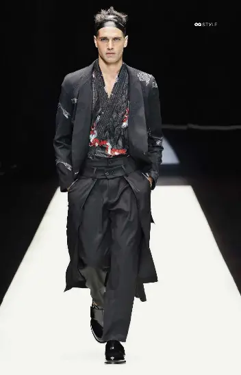  ??  ?? Capispalla strutturat­i che ricordano i kimono, giacche con cinture in vita, blouson stampati per la nuova collezione di Emporio Armani P/E 2018