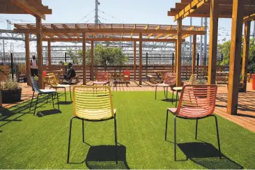  ?? Michael Macor / The Chronicle ?? A patch of artificial turf and shade-giving pergolas accent a courtyard at the new Navigation Center in the Dogpatch neighborho­od.