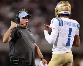  ?? CHRISTIAN PETERSEN
Getty Images ?? UCLA head coach Chip Kelly, left, talks with quarterbac­k Dorian Thompsonro­binson during an Oct. 9 game against Arizona.