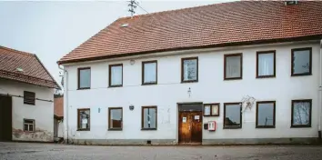  ?? Foto: Julian Leitenstor­fer ?? Das ehemalige Gasthaus Goggl in Unterdieße­n wird grundlegen­d saniert. Zusammen mit der angrenzend­en Mehrzweckh­alle wird das Gebäude zum neuen Unterdieße­ner Bürgerhaus umfunktion­iert.