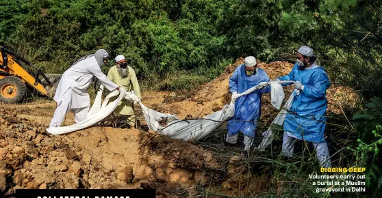  ??  ?? DIGGING DEEP
Volunteers carry out a burial at a Muslim graveyard in Delhi