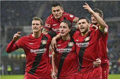  ?? FOTO: IMAGO ?? Jubelpose: Die Leverkusen­er Sven Bender, Charles Aránguiz, Julian Baumgartli­nger, Kevin Volland und Lucas Alario (v.l.) feiern das 2:0 in Hoffenheim.