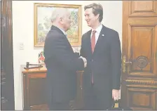  ??  ?? El canciller Eladio Loizaga recibió ayer en su despacho al embajador de Canadá, Robert Fry (d).