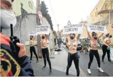  ?? MARTA PÉREZ / EFE’ ?? Manifestan­tes de Femen protestan frente al colegio electoral donde ayer votó el candidato de Vox, Ignacio Garriga.