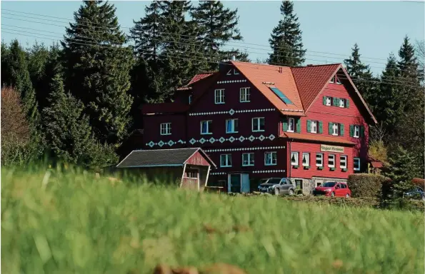  ?? FOTO: MATTHIAS KAISER ?? Das Berghotel Ebertswies­e in Floh-Seligentha­l (Kreis Schmalkald­en-Meiningen) – es liegt inmitten eines Wander- und Naturschut­zgebietes.