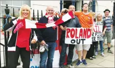  ??  ?? MAKING THEIR POINT: Charlton and Blackpool supporters