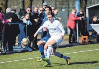  ?? FOTO: CHRISTIAN METZ ?? Ravensburg­s Felix Schäch (vorne) im Zweikampf mit Eschachs Manuel Ruess.