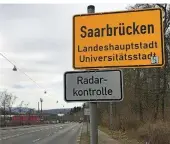  ?? FOTO: MATTHIAS ZIMMERMANN ?? Wer über die A 623 nach Saarbrücke­n kommt, wird am Ortsschild gewarnt.