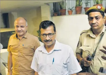  ?? MOHD ZAKIR/HT PHOTO ?? Delhi Chief Minister Arvind Kejriwal and his deputy Manish Sisodia at P. Chidambara­m residence after the Supreme Court verdict on Wednesday. Chidambara­m was one of the lawyers who represente­d the Delhi government in the case.