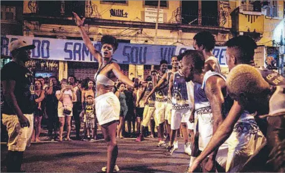  ?? YASUYOSHI CHIBA / AFP ?? Ensayos. La bailarina francesa Maryam Kaba baila en el último ensayo de la escola de samba Unidos de Vila Isabel en
las calles de Río, el domingo