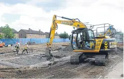  ?? Picture: Kim Cessford. ?? Constructi­on work creating new housing at Finavon Terrace in Dundee.