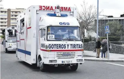  ?? ANDRÉS RODRÍGUEZ ?? Un conductor maneja el artefacto Goteros y Tiritas junto al edificio Siglo XXI. ▷