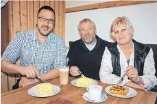  ?? FOTO: WINKLER ?? Alexander Hagspiel von der Postbrauer­ei Weiler wünschtHub­ert und Monika Stötzel (von links) alles Gute für ihr neues Geschäft.