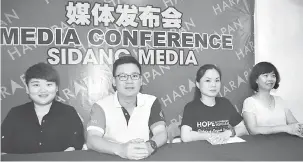 ??  ?? SIDANG MEDIA: Lau (dua kanan), Ling (dua kiri), Chang (kanan) serta yang lain ketika bercakap dengan pemberita di Sibu, semalam.