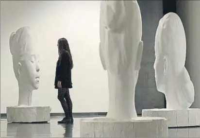  ?? CÉSAR RANGEL ?? Una mujer contempla una obra de la exposición de Jaume Plensa en la galería Senda