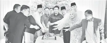  ??  ?? RASMI: Abang Shibli (tiga kiri) dan Lukanisman (lima kanan) bersama tetamu kenamaan lain memotong pulut kuning sebagai simbolik perasmian Majlis Ramah Tamah Aidilfitri dan Hari Bersama Pelanggan TBS Miri semalam.