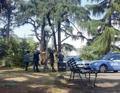  ??  ?? I controlli della polizia alla Fortezza da Basso, a destra i carabinier­i in azione ai giardini