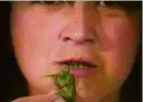  ?? Gloria Camiruaga/Divulgação ?? Imagens do vídeo “Popsicles” (picolés), da chilena Gloria Camiruaga, que estará na exposição “Mulheres Radicais”, na Pinacoteca