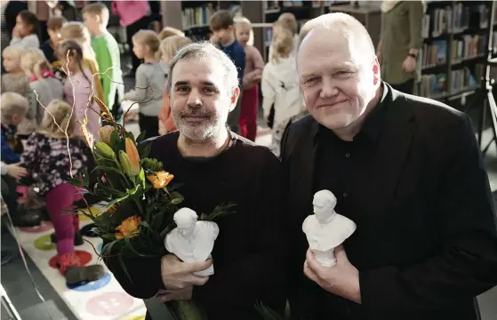  ?? FOTO: KRISTOFFER ÅBERG ?? Illustratö­ren Carlos da Cruz och författare­n Tapani Bagge tog emot Runeberg Junior-priset i går.