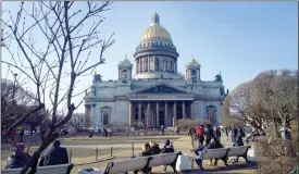  ?? FOTO: LEHTIKUVA/ILONA VIHONEN ?? DRAGKAMP. Många stadsbor vill inte låta kyrkan ta över Isakskated­ralen.