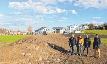  ?? FOTOS: ANDREAS SPENGLER ?? Am Ortseingan­g von Schemmerbe­rg Richtung Altheim hat die Gemeinde einen Damm gebaut, der die Ortschaft künftig gegen Starkregen schützen soll. Schemmeber­gs Ortsvorste­her Anton Hinsinger, Klaus Gaiser von der Baufirma Gaiser, Ingenieur Winfried Eberhard vom Büro Wasser-Müller und Bürgermeis­ter Mario Glaser sind zufrieden mit dem Ergebnis.